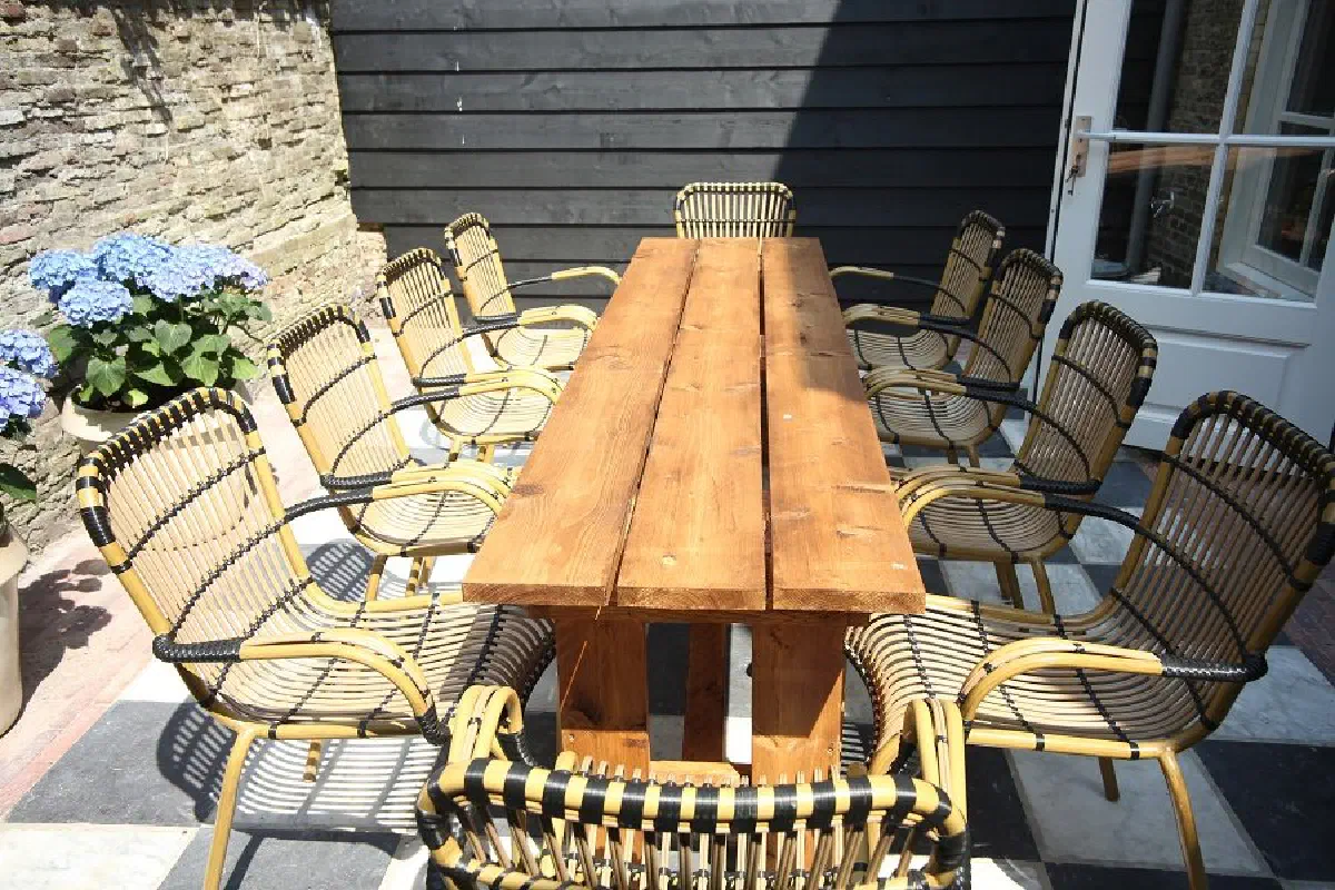 Stadstuin met tuintafel en stoelen