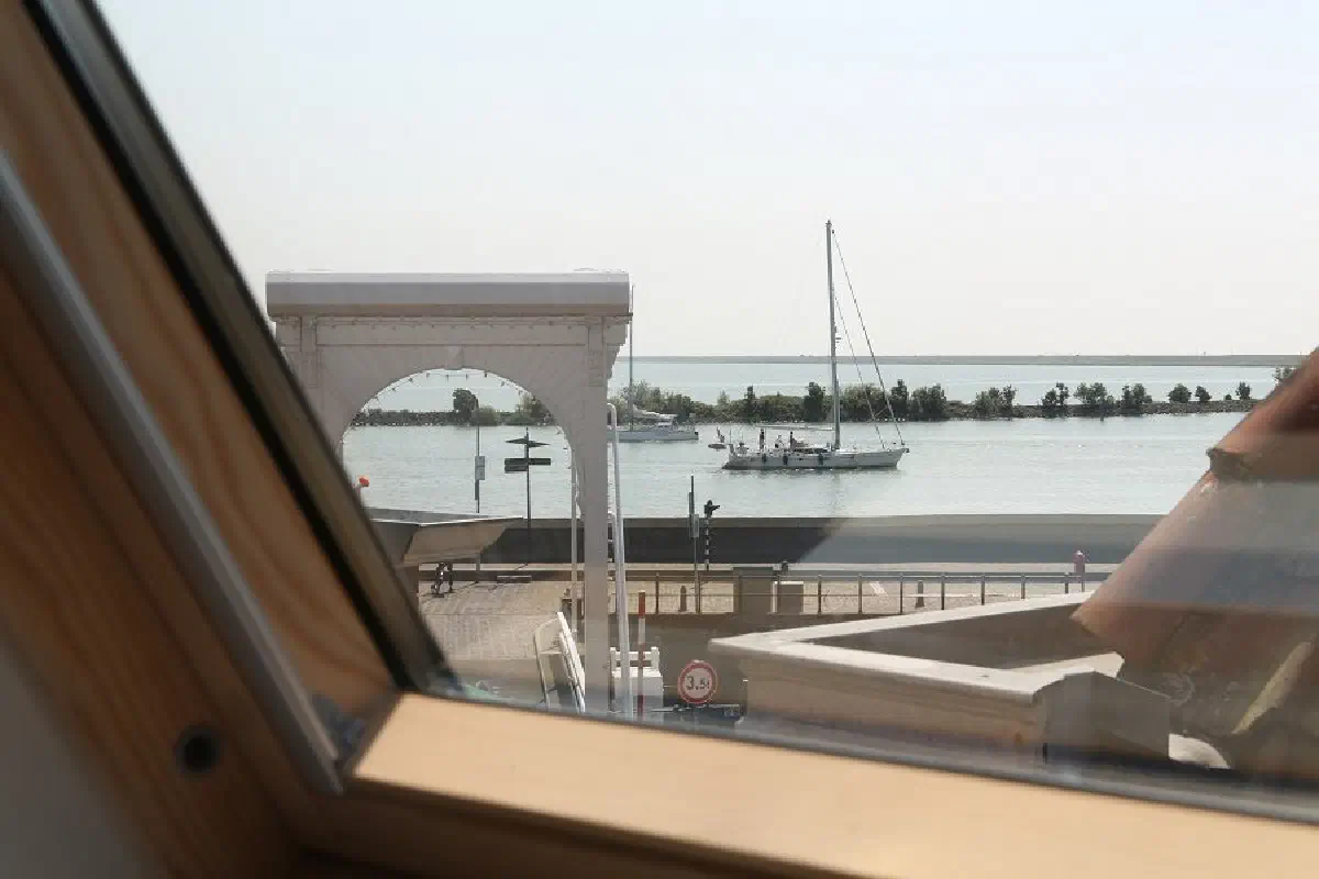 Uitzicht over het IJsselmeer vanuit het dakraam