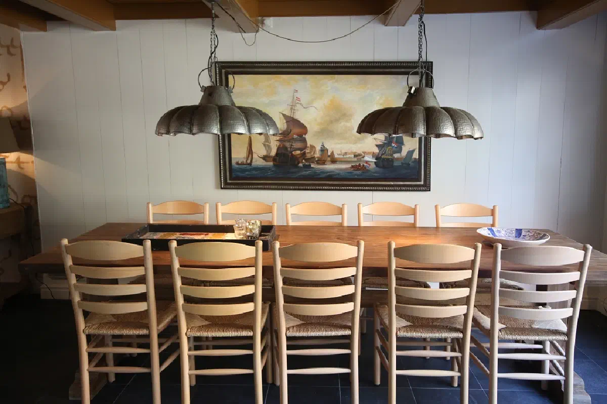 Eettafel voor tien personen met een scheepsschilderij