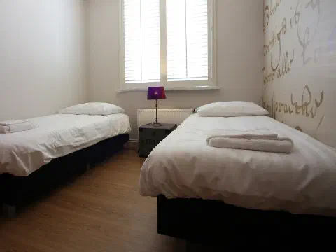 Slaapkamer met twee eenpersoonsbedden